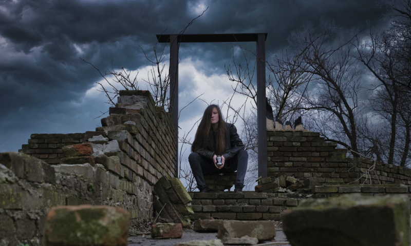 Nina met haar bier in een sfeervolle black metal setting